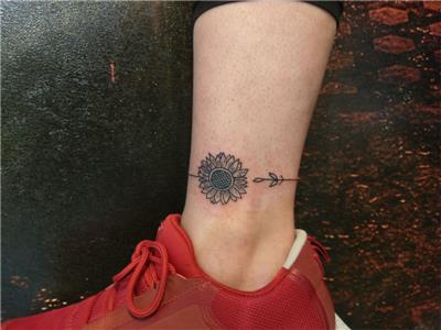 ayak-bilegi-cizgi-ay-cicegi-dovmesi---line-sunflower-tattoo-