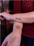 cocuk-cizimi-kalpli-tac-ve-anne-yazisi-dovme---heart-crown-and-mom-tattoos-