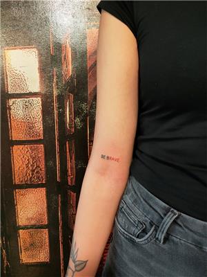 kirmizi-siyah-be-brave-yazi-dovmesi---red-black-be-brave-tattoo