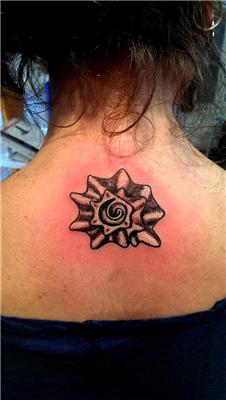 maya-sembolu-ortadan-kesilmis-deniz-kabugu-dovmesi---maia-symbol-winkle-tattoo