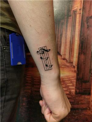 mila-notalarla-sol-anahtari-mi-la-isim-dovmesi---e-a-music-notes-name-tattoo