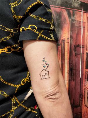 cizgisel-ev-ve-kalpler-dovmesi---line-house-and-hearts-tattoo