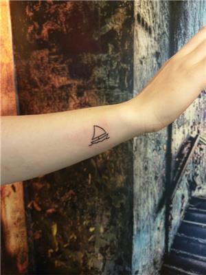 minimal-yelkenli-dovmesi---minimal-simple-sailboat-tattoo