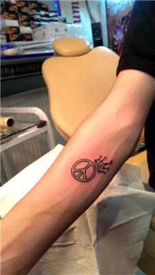 tac-ve-baris-isareti-dovmesi---peace-symbol-and-crown-tattoo