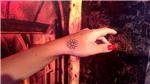 el-uzerine-papatya-dovmesi---daisy-tattoo-on-hand