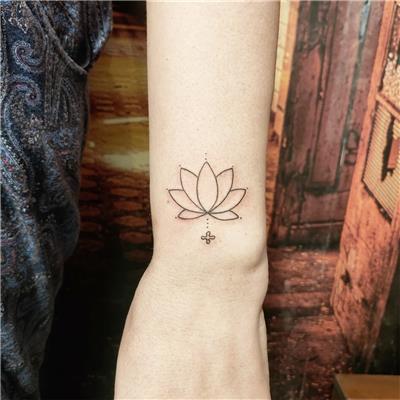 bilege-minimal-lotus-dovmesi---minimal-lotus-tattoo