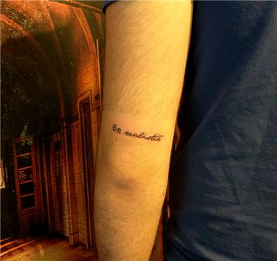 gercekci-ol-yazi-dovmesi---be-realistic-tattoo