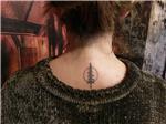 cember-icinde-cam-agaci-ense-dovmesi---pine-tree-circle-back-tattoo