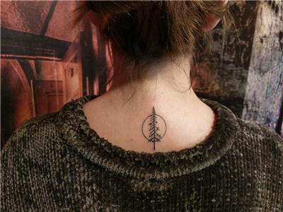 cember-icinde-cam-agaci-ense-dovmesi---pine-tree-circle-back-tattoo