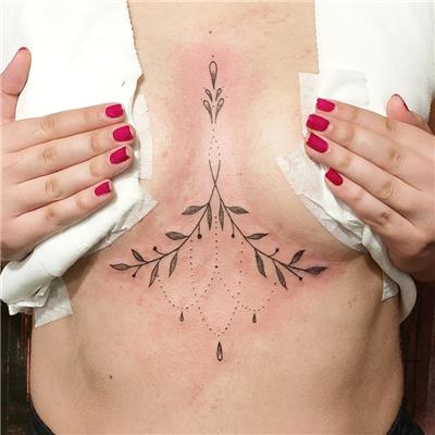 gogus-arasina-yapraklar-dovmesi---leaves-tattoo-on-chest
