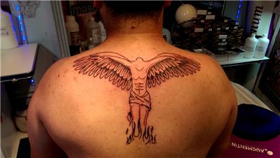 sirta-kanatlarini-acmis-melek-dovmesi---angel-and-wings-tattoos