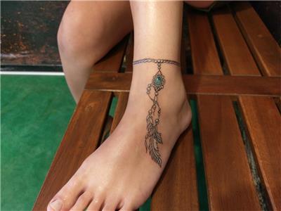 ayak-bilegine-tasli-ve-tuylerden-hal-hal-dovmesi---feather-anklet-tattoo