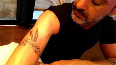 isim-tuy-ve-banner-dovmesi---name-feather-and-banner-tattoo