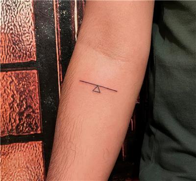 cizgi-ve-ucgen-dovmesi---line-and-triangle-tattoo