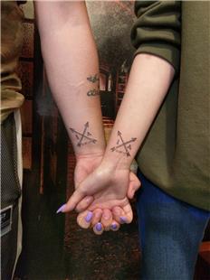 apraz Oklar Tarih sim Ba Harfleri Sevgili Dvmesi / Crossed Arrows Date Couple Tattoos