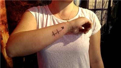kardiyo-ve-kus-dovmesi---kalp-ritmi-cardio-bird-tattoo