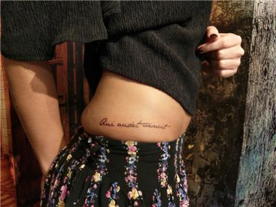 cesaret-eden-kazanir-latince-yazi-dovmesi---qui-audet-vincit-latin-tattoo-