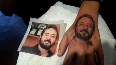 el-uzerine-portre-dovme---portrait-on-hand-tattoo