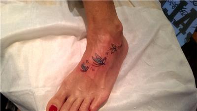 ayak-uzerine-renkli-kelebek--ve-yildiz-dovmeleri---butterflies-and-stars-tattoo-on-foot