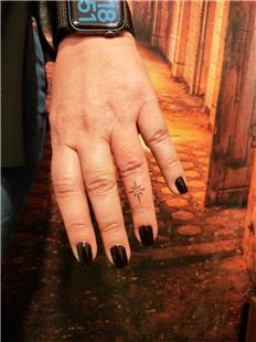 Parmaa Yldz Dvmesi / Star Tattoo on Finger