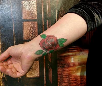 ugur-isim-dovmesi-gul-dovmesi-ile-kapatma-calismasi---name-tattoo-cover-up-with-rose-tattoo