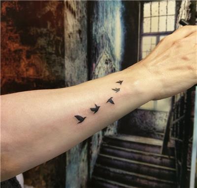 bilekte-ucan-kuslar-dovmesi---flying-birds-tattoo