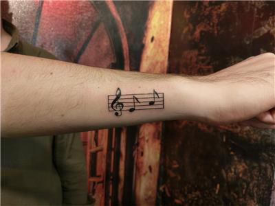 mila-notalarla-sol-anahtari-mi-la-isim-dovmesi---e-a-music-notes-name-tattoo