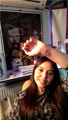 baris-isareti-dovmesi---peace-symbol-tattoo
