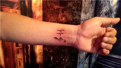sol-anahtari-ve-kalp-ritmi-kardiyo-dovmesi---g-key-and-heart-beat-tattoo