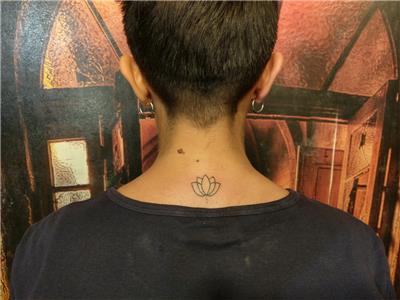 enseye-cizgisel-lotus-dovmesi---minimal-lotus-tattoo
