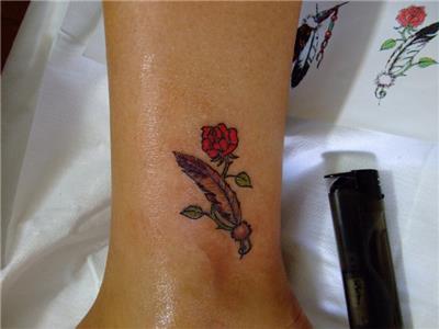 gul-ve-tuy-dovmesi---rose-and-feather-tattoo