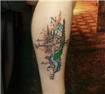 pusula-ve-doga-renkli-harita-dovmesi---compass-and-nature-map-tattoo