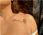 omuza-yazi-ve-cicek-dovmesi---latin-word-and-flower-tattoo