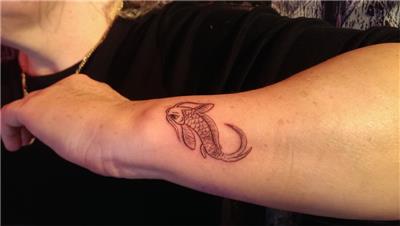 kucuk-minik-koi-baligi-dovmesi---little-cute-minimal-koi-fish-tattoo