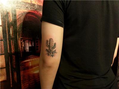 kaktus-ve-cicekler-dovmesi---old-school-cactus-and-flowers-tattoo