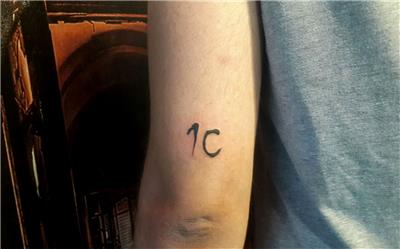 1c-ve-rakamlar-tarih-dovmesi---name-and-date-tattoos