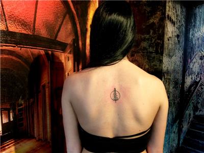 cember-icinde-cam-agaci-sirt-dovmesi---pine-tree-circle-tattoo-back