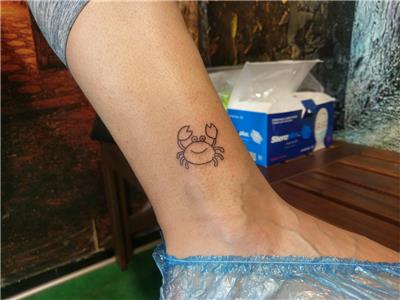 minimal-yengec-dovmesi---minimal-crab-tattoo