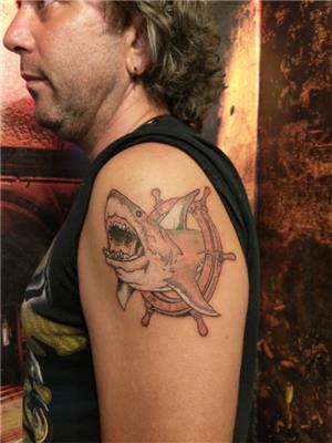 kopek-baligi-ve-dumen-dovmesi---shark-and-rudder-tattoo