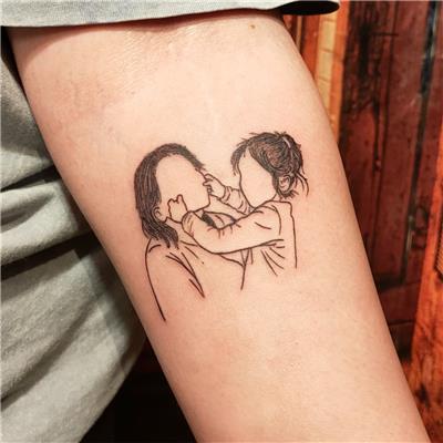 cizgisel-anne-kiz-aile-fotografi-dovmesi---line-family-tattoo