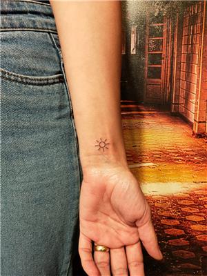 bilege-minimal-gunes-dovmesi---minimal-sun-tattoo