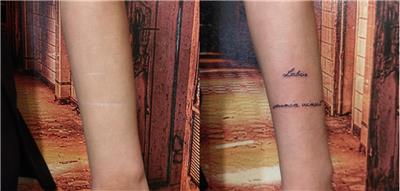 yara-kesin-izi-uzerine-latince-yazi-dovmesi---scar-cover-up-tattoo