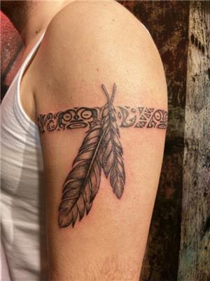 maori-kol-bandi-ve-kizilderili-tuyleri-dovmesi---maori-arm-band-and-indian-feathers-tattoo