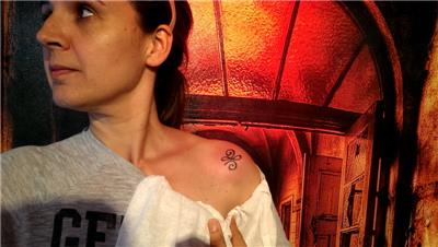 harf-tasarim-sembol-omuz-dovmesi---minimal-symbol-tattoos