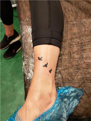 ayak-bilegine-ucan-kuslar-dovmesi---flying-birds-tattoo