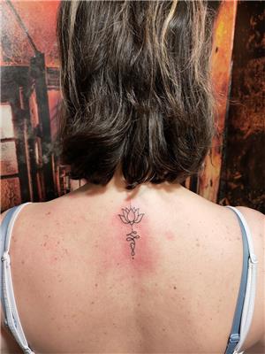 sirta-lotus-unalome-dovmesi---lotus-unalome-tattoo-on-back