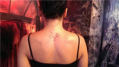 cizgisel-opusen-cift-dovmesi---kissing-couple-line-work-tattoo