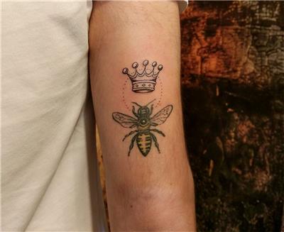 kralice-ari-ve-tac-dovmesi---queen-bee-and-crown-tattoo