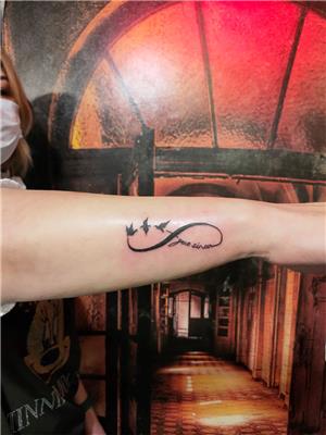 sonsuzluk-icine-gece-sinan-isimler-ve-kuslar-dovmesi---infinity-birds-names-tattoo