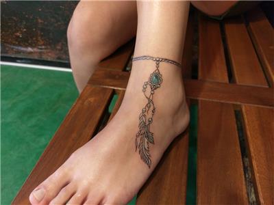 ayak-bilegine-tasli-ve-tuylerden-hal-hal-dovmesi---feather-anklet-tattoo